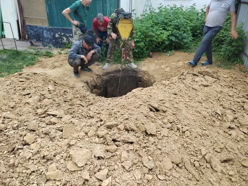 Копка котлована под сливную яму