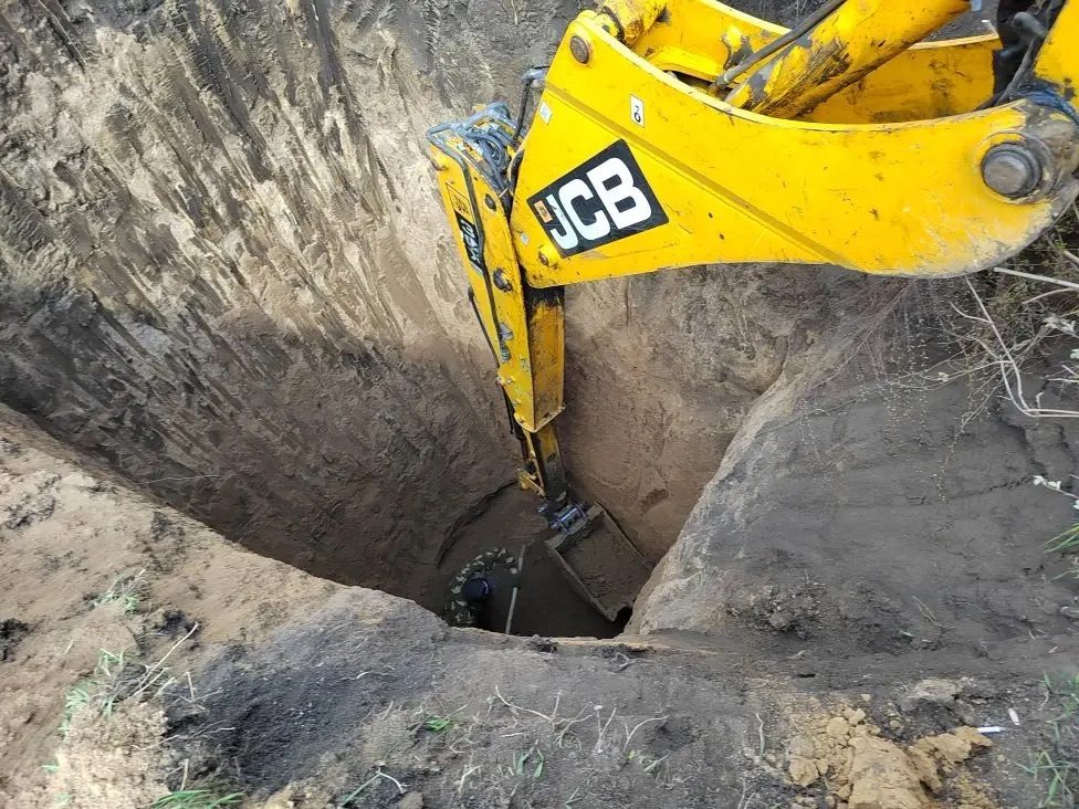 Копка котлована экскаватором JCB