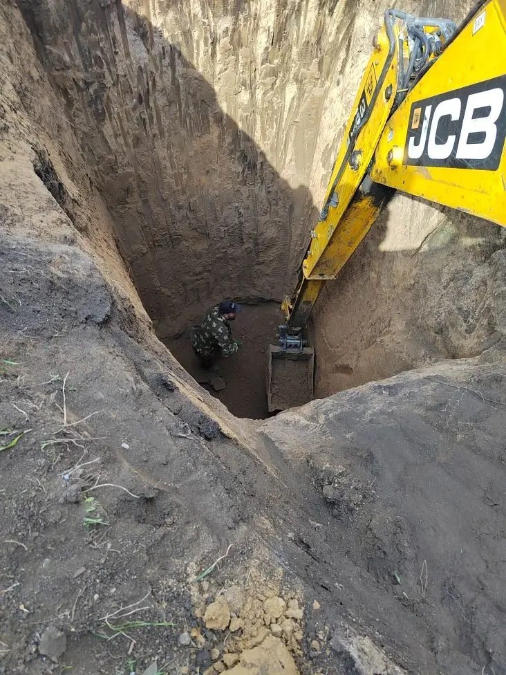 Глубокая копка экскаватором JCB