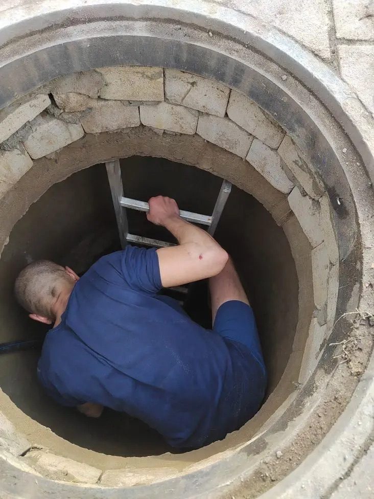Монтаж водопровода — специалист в яме