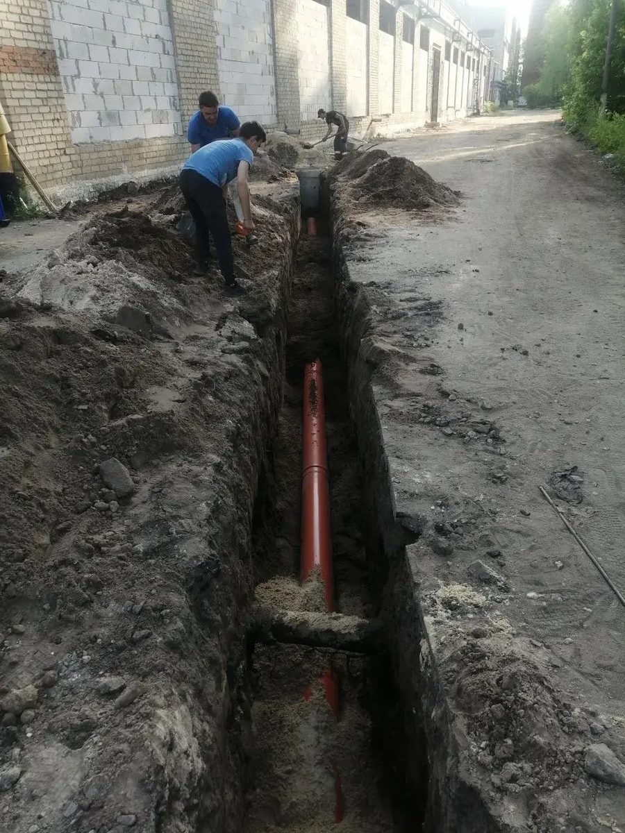 Укладка трубы на песчаную подушку